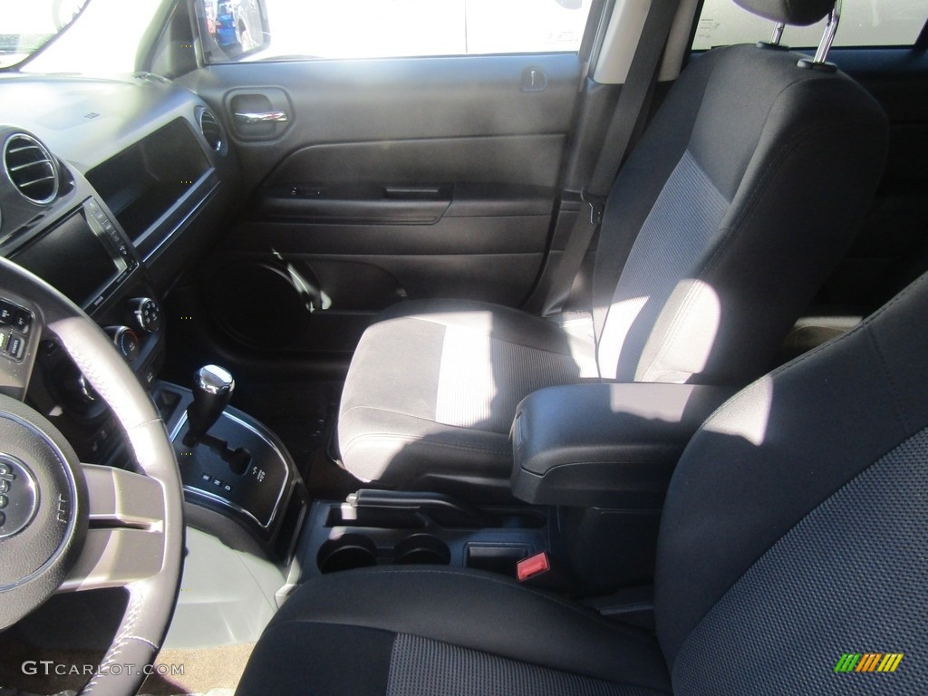 2014 Patriot Latitude - Bright White / Dark Slate Gray/Light Pebble photo #13