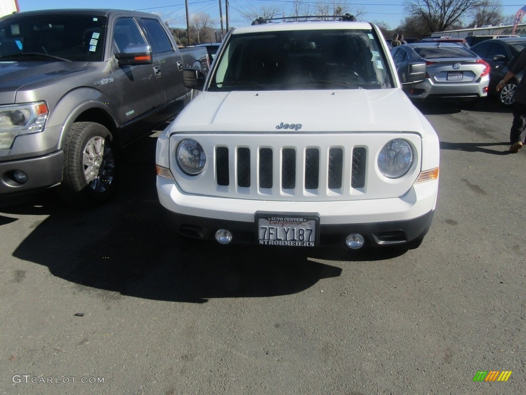 2014 Patriot Latitude - Bright White / Dark Slate Gray/Light Pebble photo #16