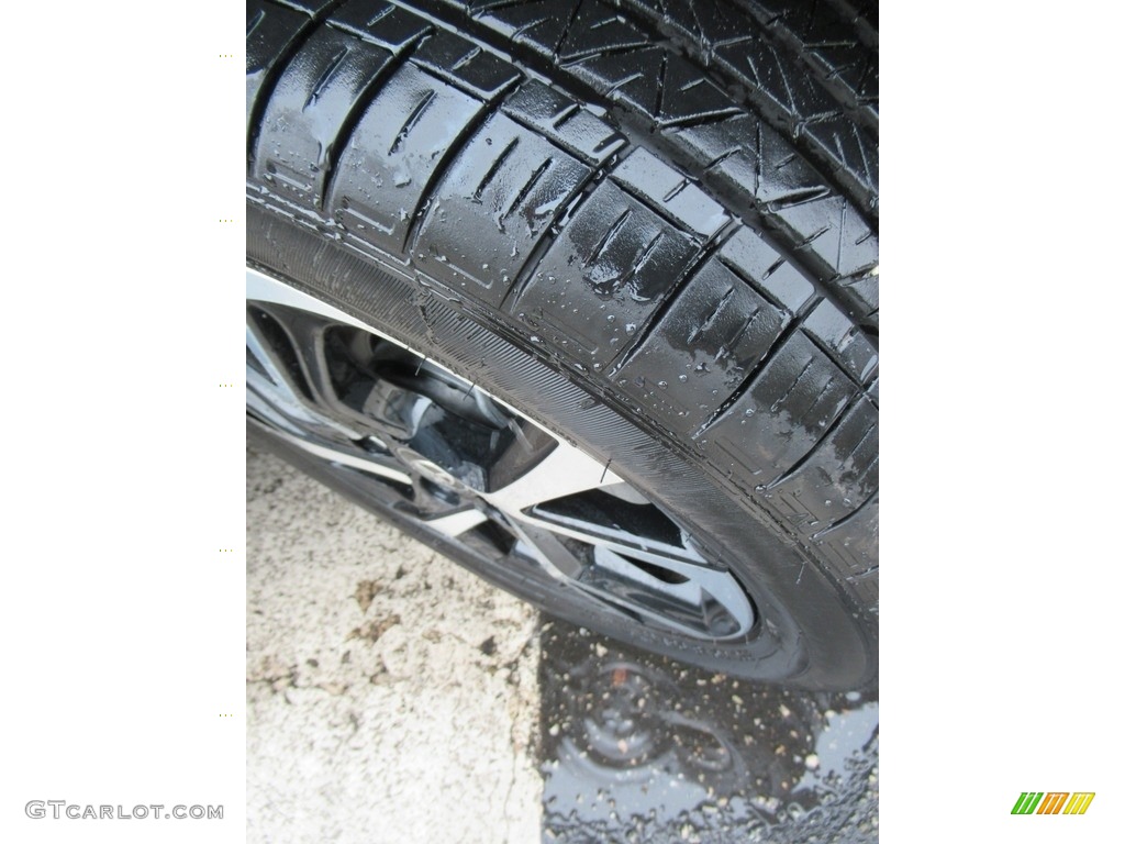 2020 C-HR XLE - Blizzard Pearl / Black photo #8