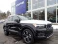 Front 3/4 View of 2021 XC40 T5 Inscription AWD