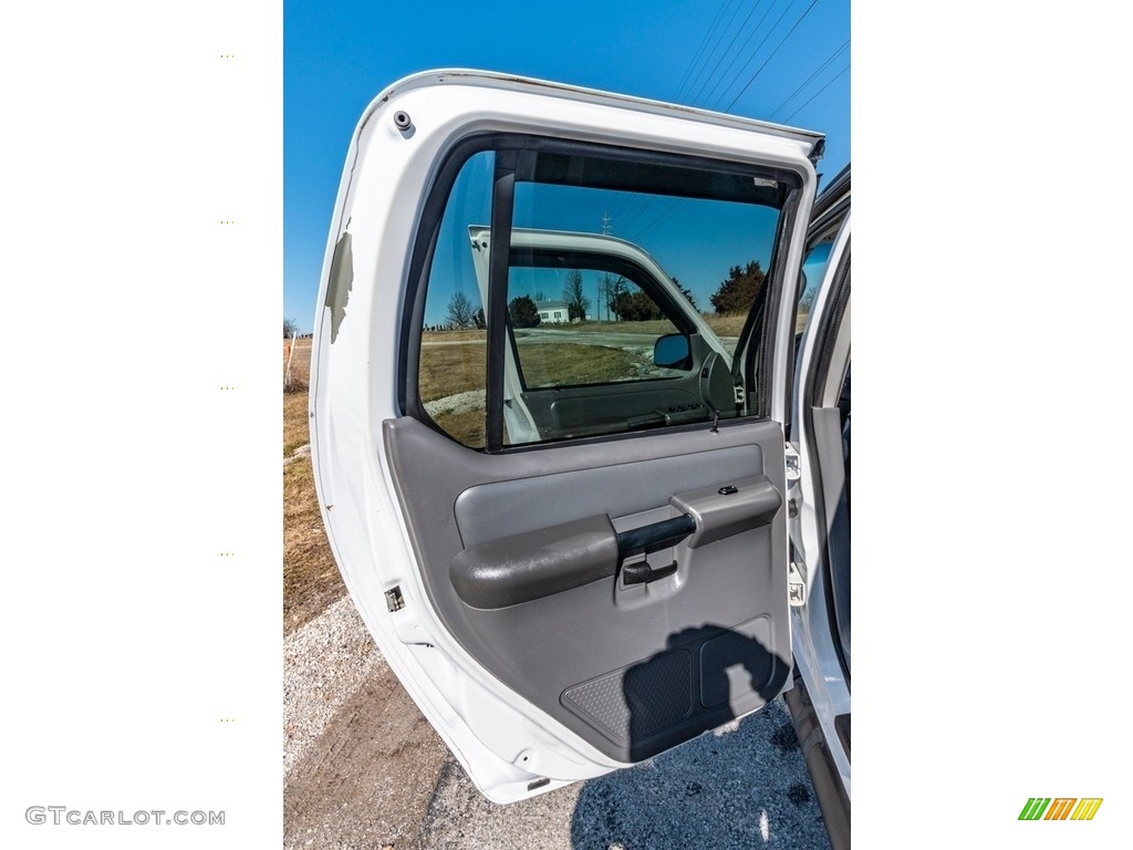 2005 Explorer Sport Trac XLT 4x4 - Oxford White / Medium Dark Flint photo #30