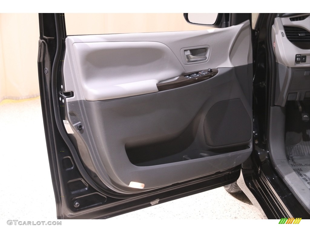 2020 Sienna XLE - Midnight Black Metallic / Ash photo #4