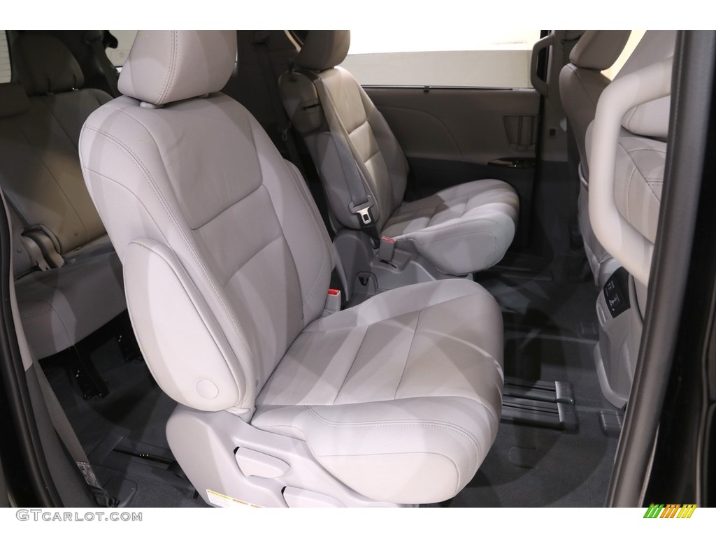 2020 Sienna XLE - Midnight Black Metallic / Ash photo #17