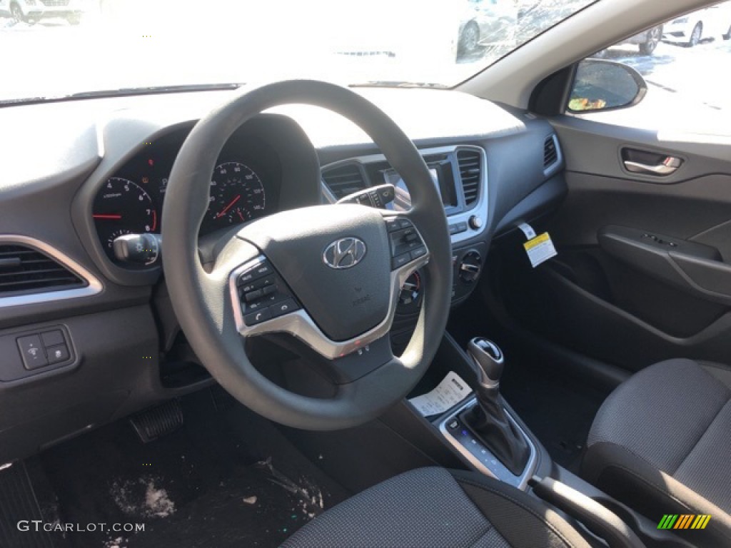 2021 Accent SE - Olympus Silver / Black photo #4
