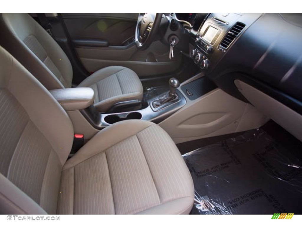 2016 Kia Forte LX Sedan Front Seat Photos