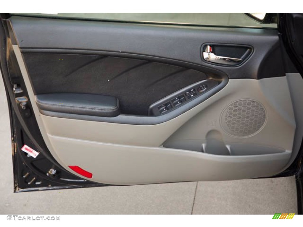 2016 Kia Forte LX Sedan Gray Two-Tone Door Panel Photo #141141541