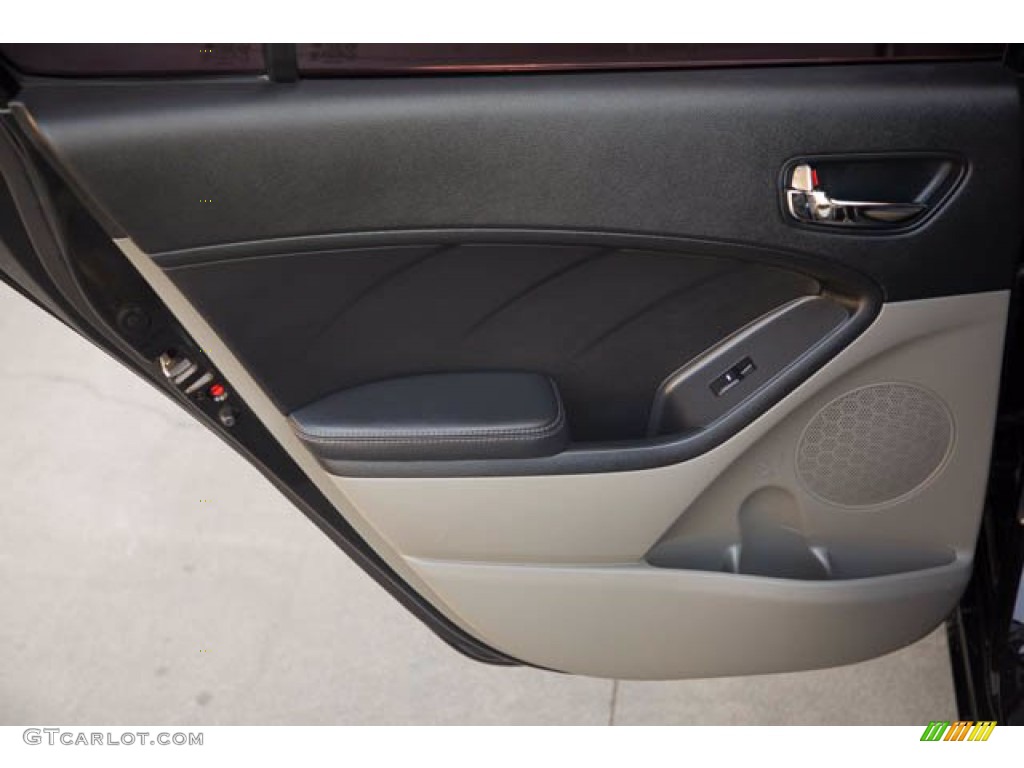 2016 Kia Forte LX Sedan Gray Two-Tone Door Panel Photo #141141586