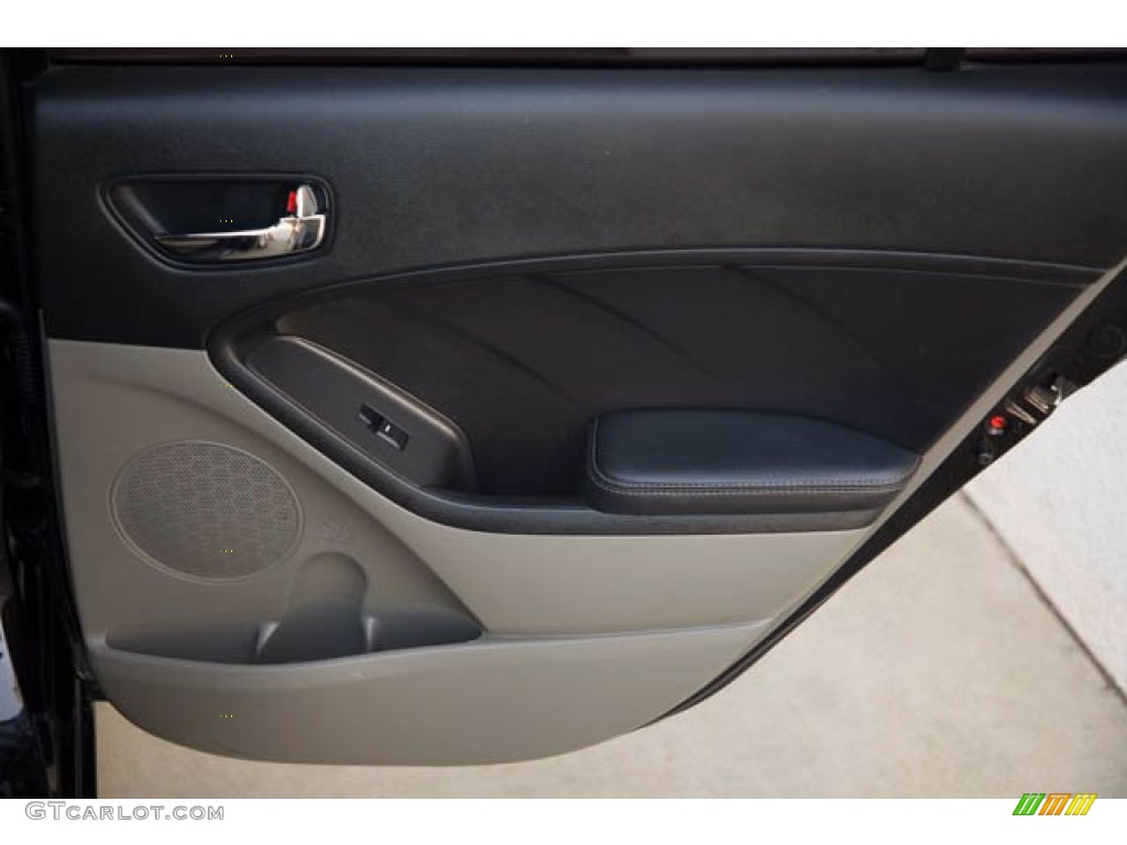 2016 Kia Forte LX Sedan Gray Two-Tone Door Panel Photo #141141610