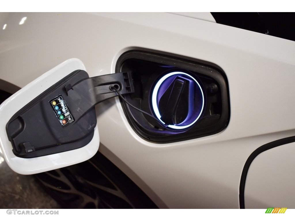 2017 i8  - Crystal White Pearl Metallic / Giga Ivory White photo #16