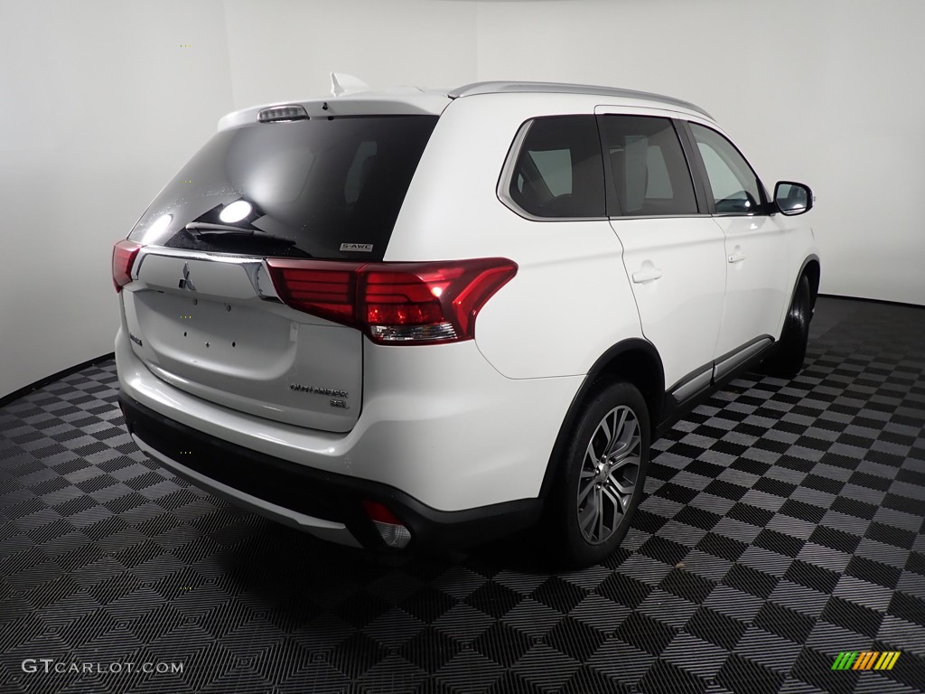 2017 Outlander SEL S-AWC - Diamond White Pearl / Black photo #17