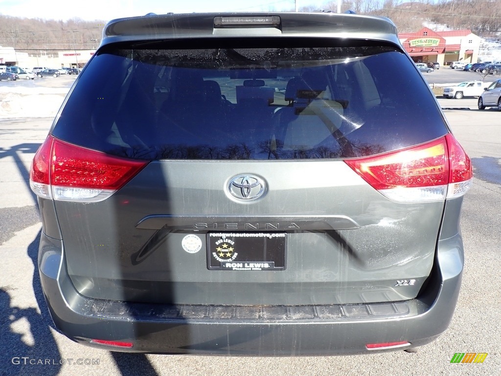 2011 Sienna XLE - Cypress Green Pearl / Light Gray photo #4