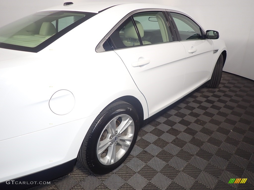 2017 Taurus SEL - Oxford White / Dune photo #20