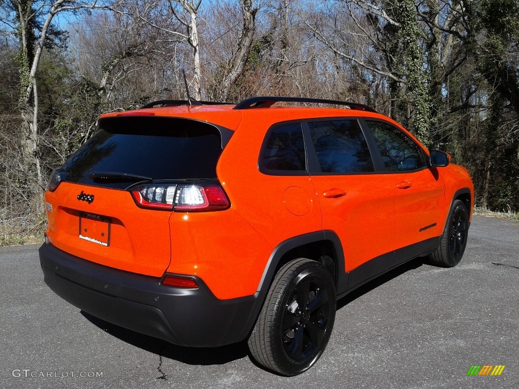 2021 Cherokee Altitude - Spitfire Orange / Black photo #6