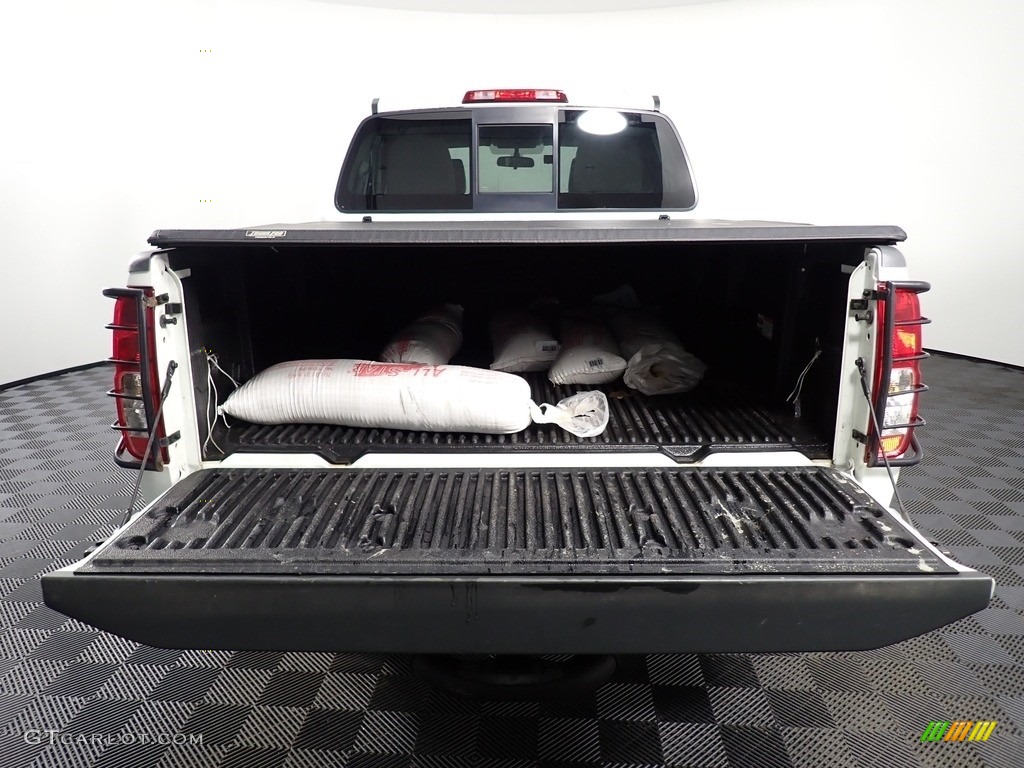 2017 Frontier SV Crew Cab 4x4 - Glacier White / Steel photo #13