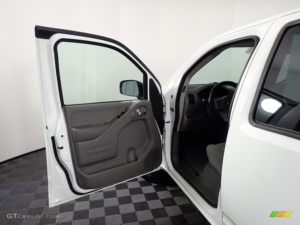 2017 Frontier SV Crew Cab 4x4 - Glacier White / Steel photo #16