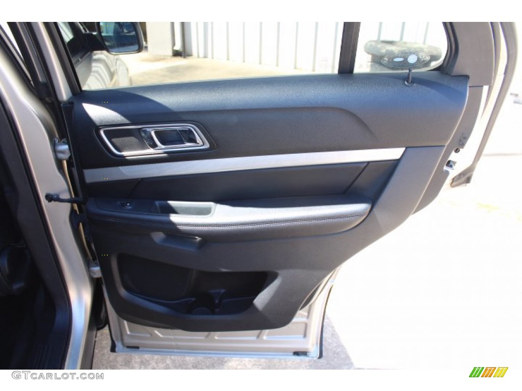 2017 Explorer XLT - White Gold / Ebony Black photo #25