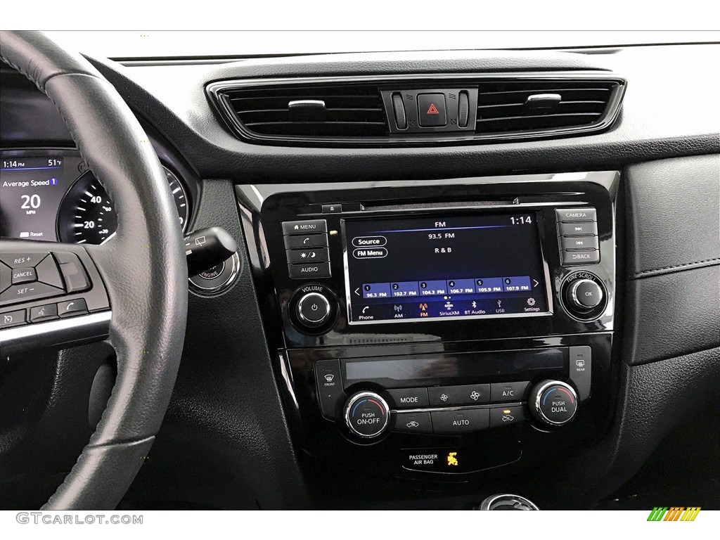 2018 Nissan Rogue SV Controls Photo #141281136