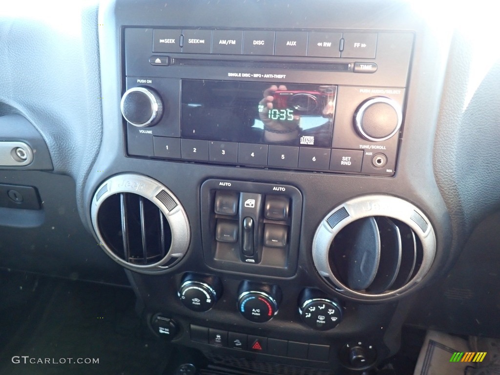 2014 Jeep Wrangler Unlimited Sport 4x4 RHD Controls Photo #141293992