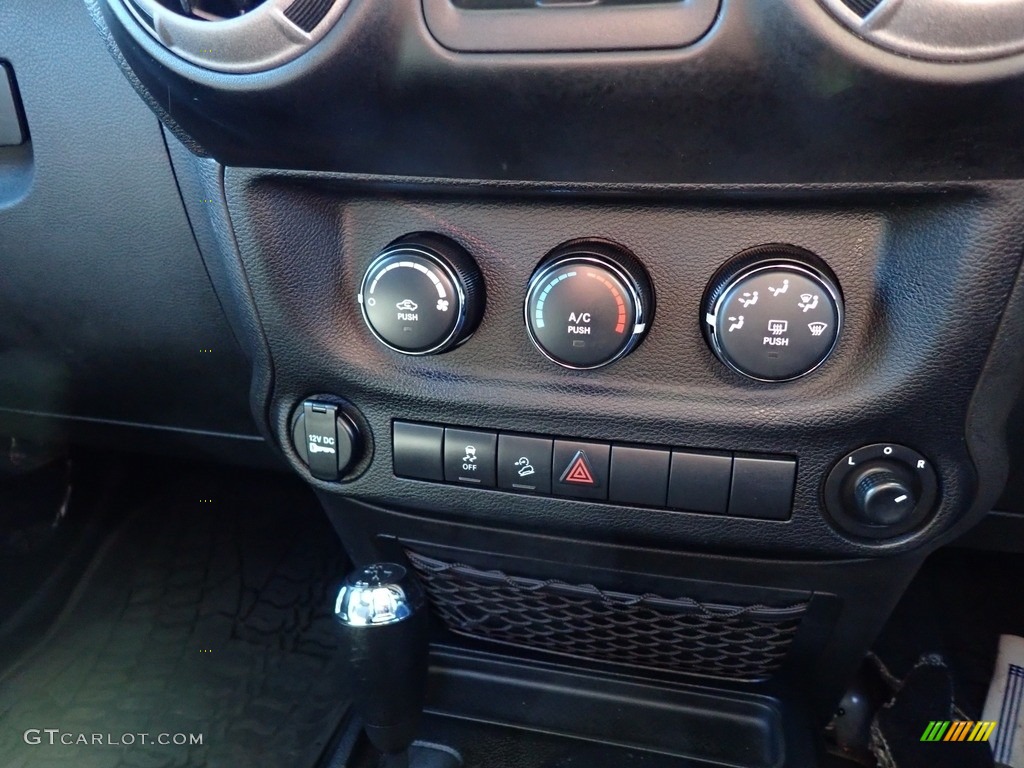 2014 Jeep Wrangler Unlimited Sport 4x4 RHD Controls Photo #141294007