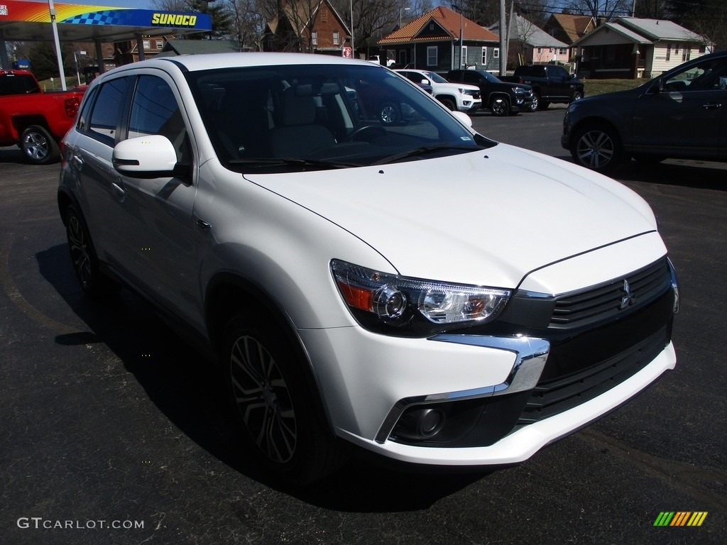 2017 Outlander Sport ES AWC - Diamond White / Gray photo #5