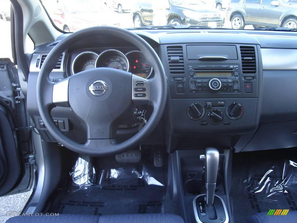 2008 Versa 1.8 SL Hatchback - Magnetic Gray / Charcoal photo #17