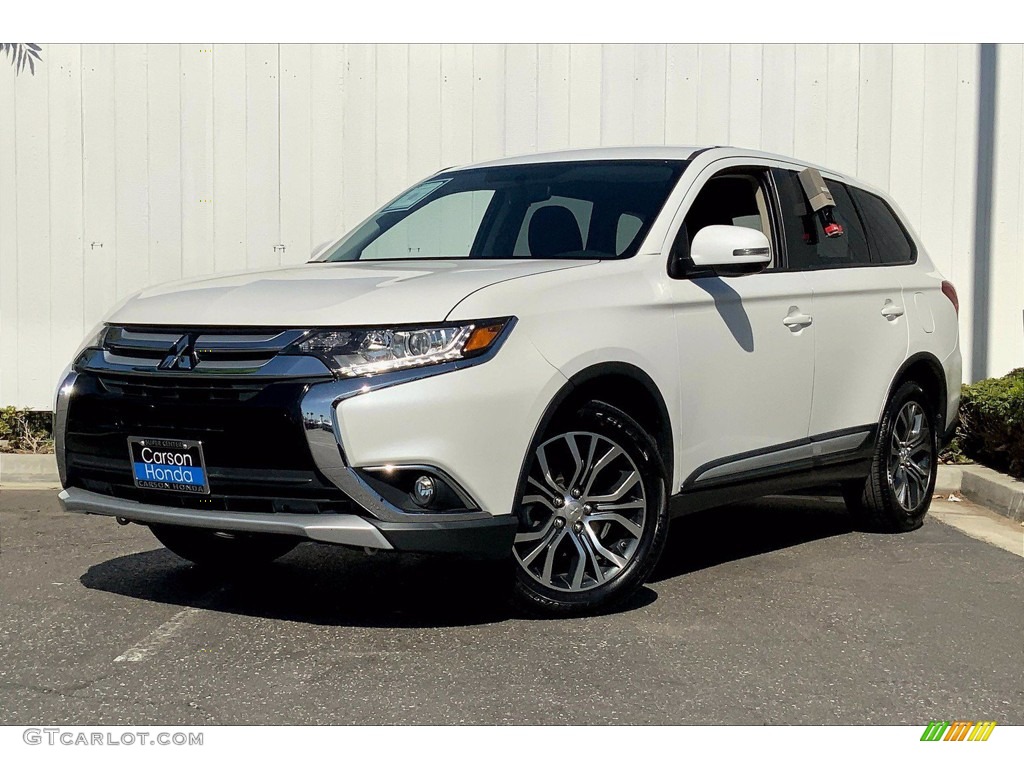 Diamond White Pearl 2017 Mitsubishi Outlander SE Exterior Photo #141346524
