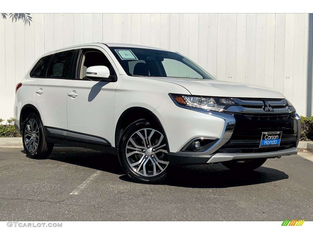 Diamond White Pearl 2017 Mitsubishi Outlander SE Exterior Photo #141346660