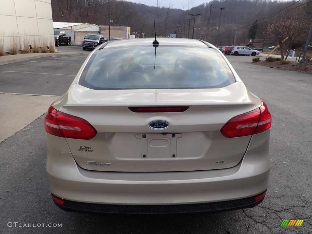 2018 Focus SE Sedan - White Gold / Charcoal Black photo #3