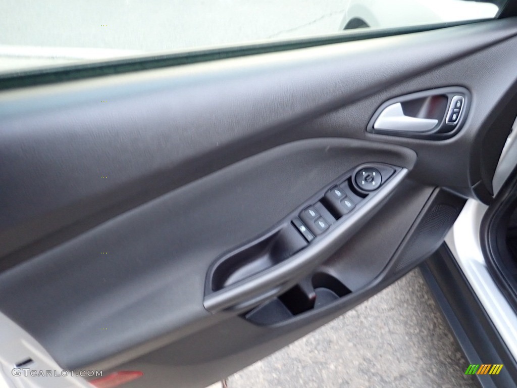 2015 Focus SE Sedan - Ingot Silver Metallic / Charcoal Black photo #18