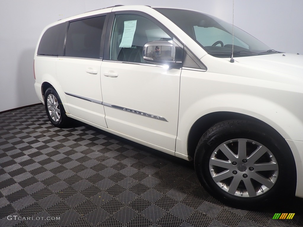 2011 Town & Country Touring - L - Stone White / Black/Light Graystone photo #5