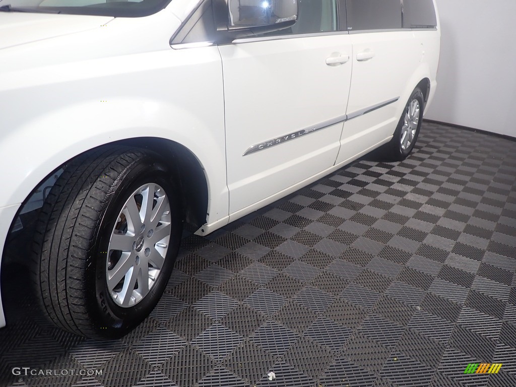 2011 Town & Country Touring - L - Stone White / Black/Light Graystone photo #11