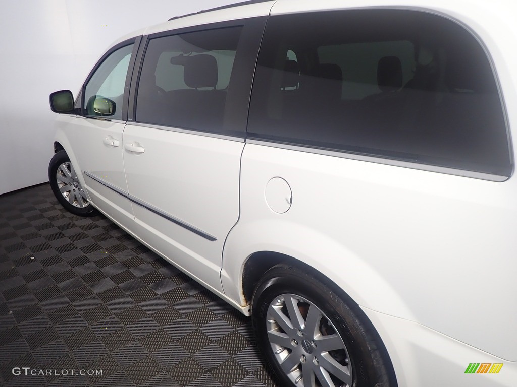 2011 Town & Country Touring - L - Stone White / Black/Light Graystone photo #20