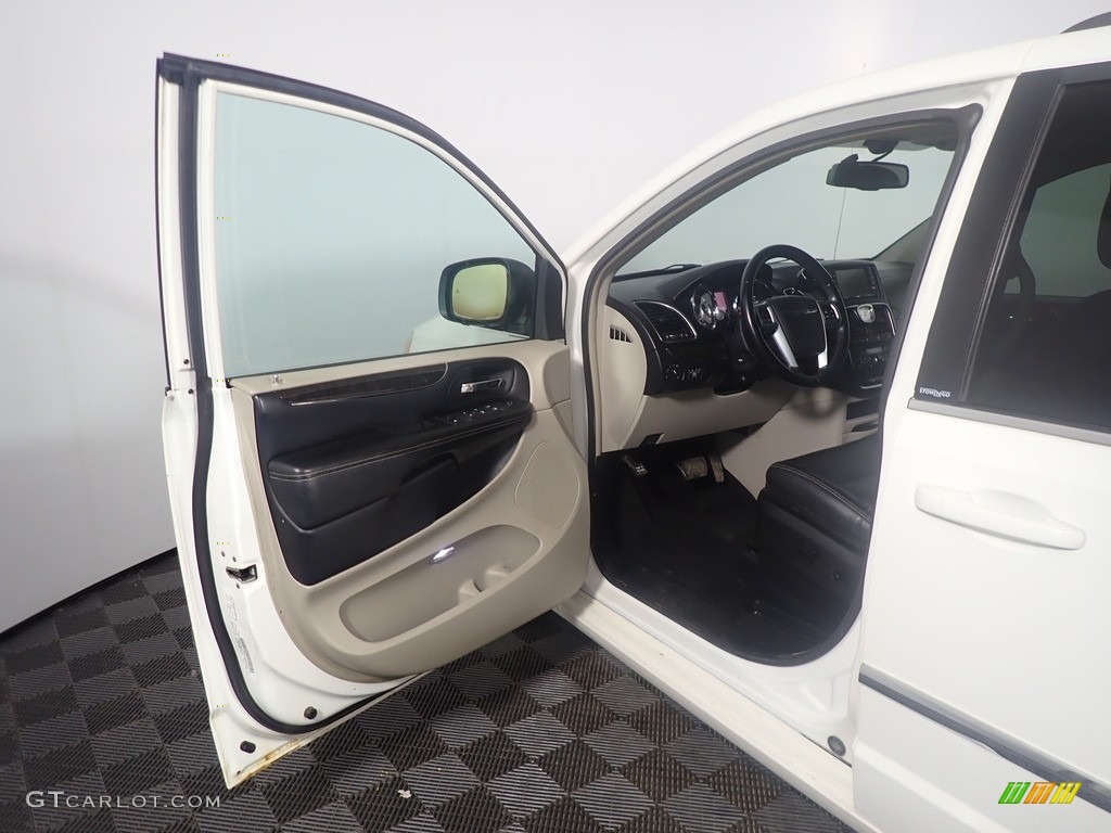 2011 Town & Country Touring - L - Stone White / Black/Light Graystone photo #22