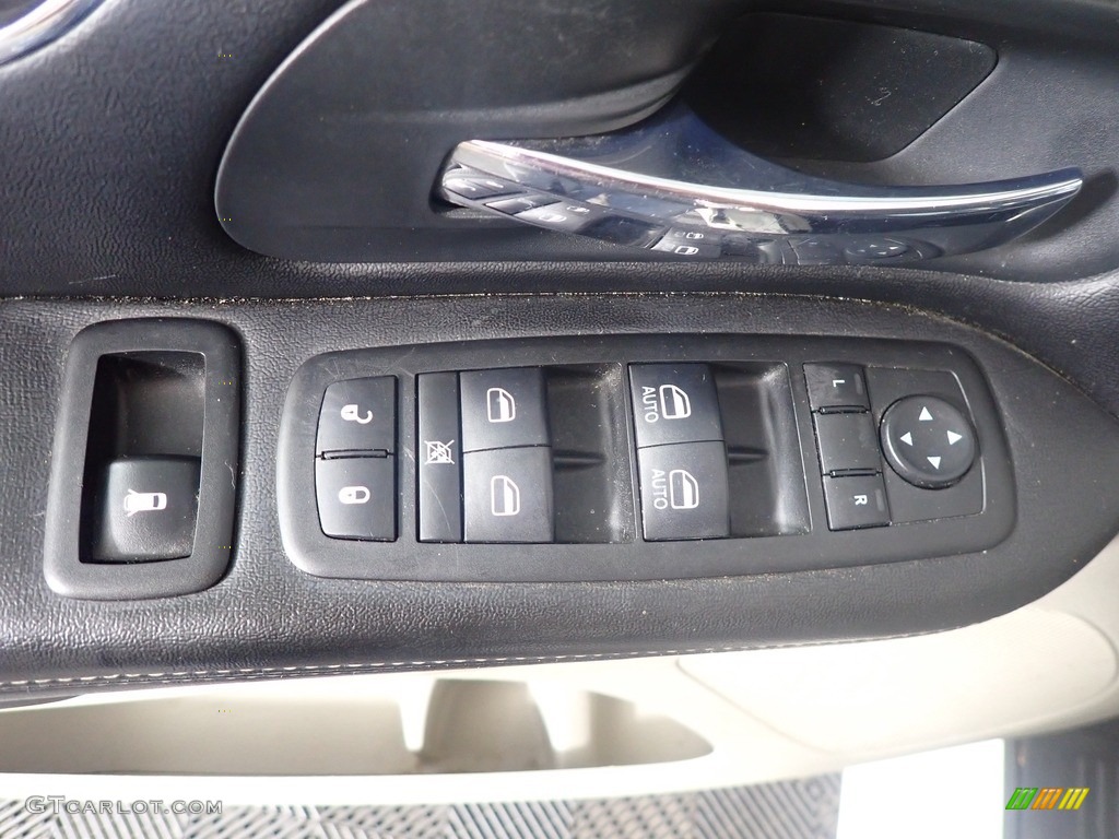 2011 Town & Country Touring - L - Stone White / Black/Light Graystone photo #23