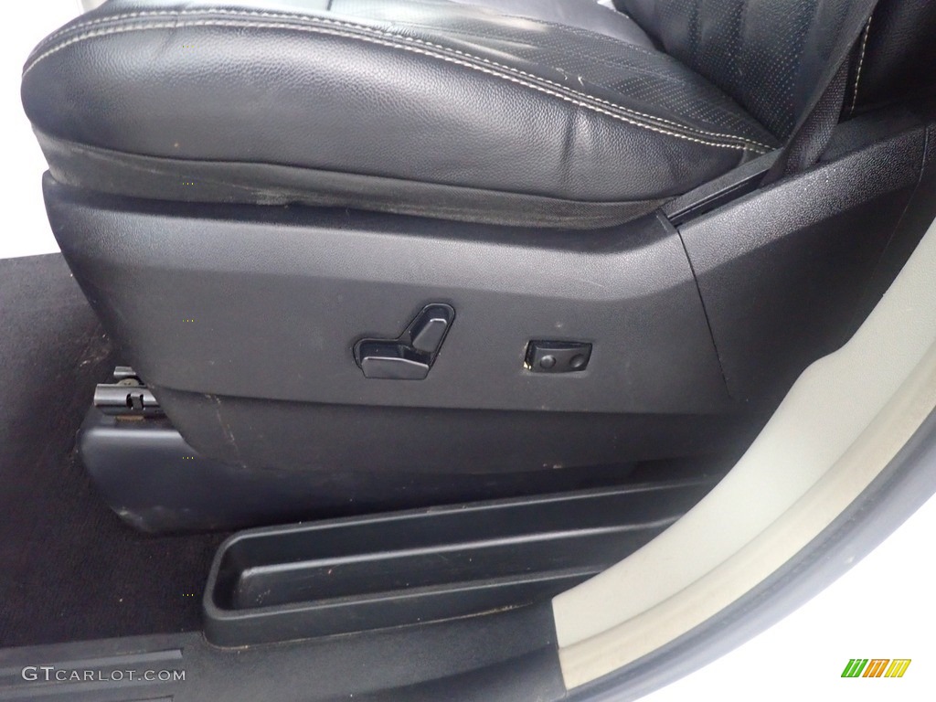 2011 Town & Country Touring - L - Stone White / Black/Light Graystone photo #25
