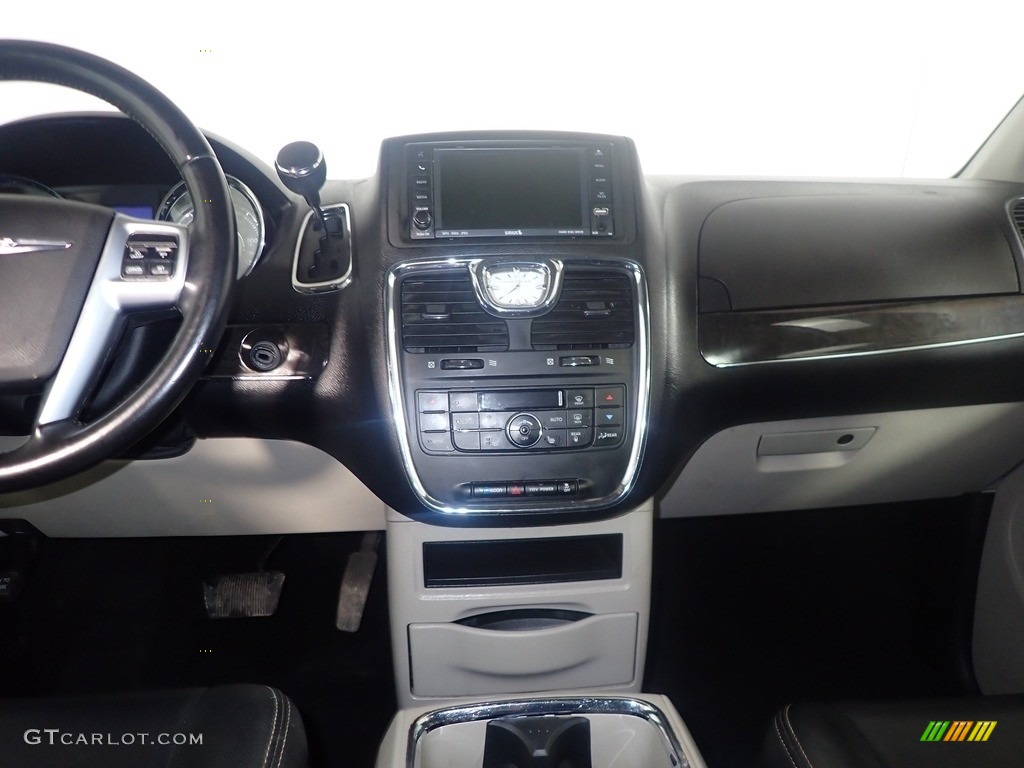 2011 Town & Country Touring - L - Stone White / Black/Light Graystone photo #27