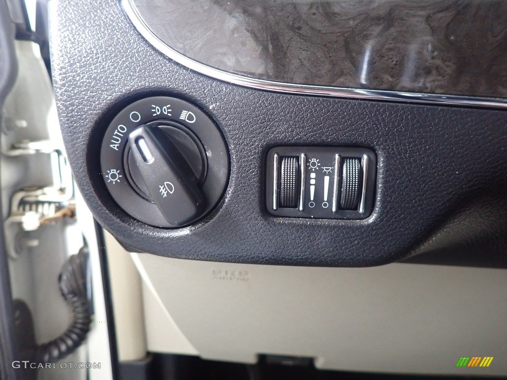 2011 Town & Country Touring - L - Stone White / Black/Light Graystone photo #33