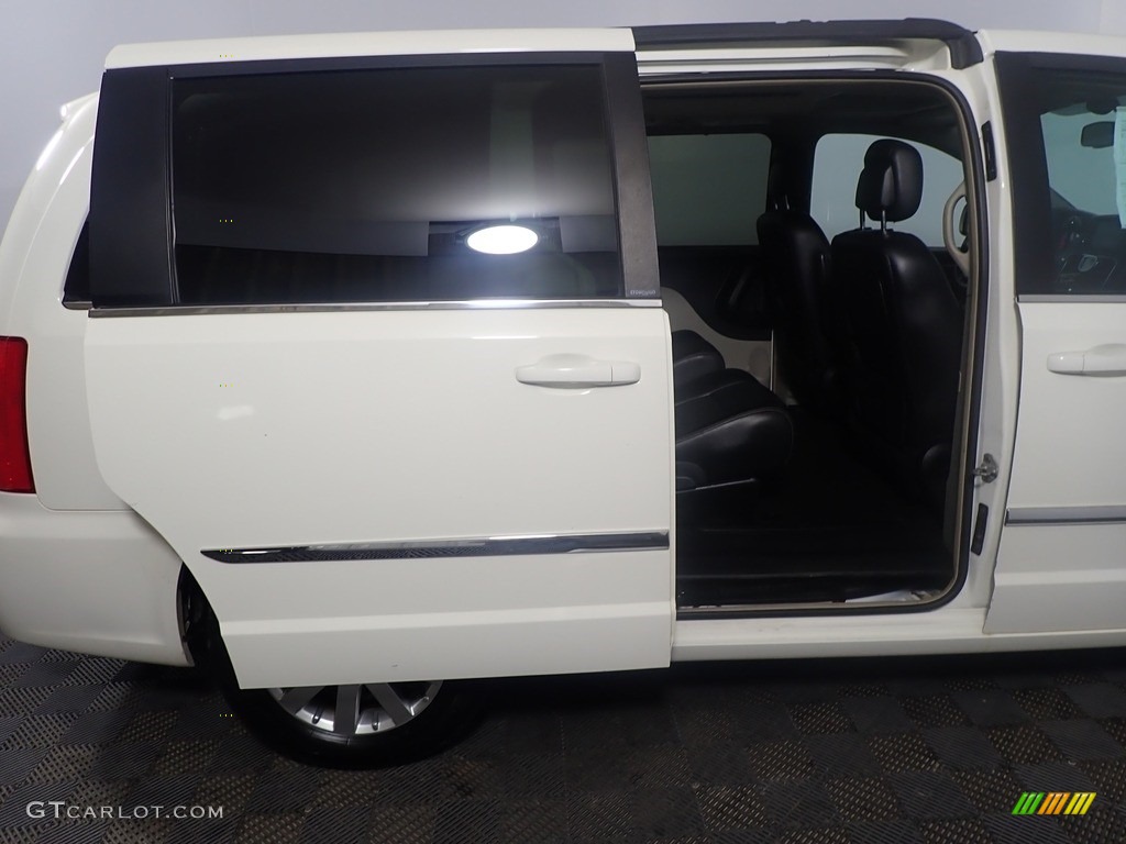 2011 Town & Country Touring - L - Stone White / Black/Light Graystone photo #38