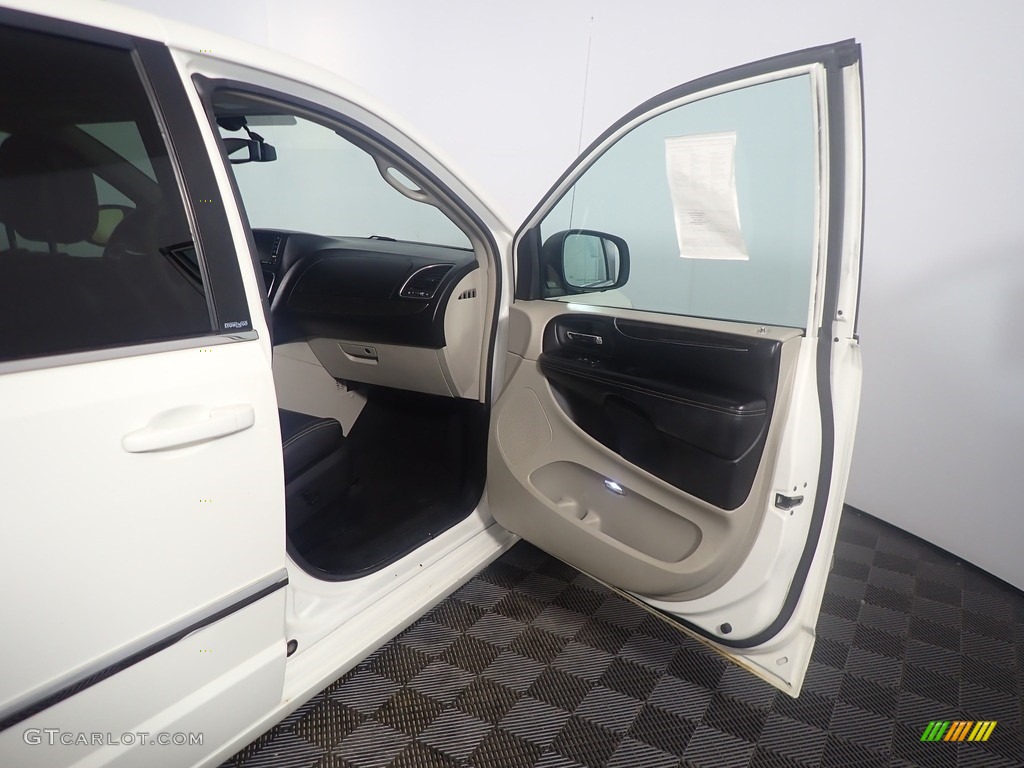 2011 Town & Country Touring - L - Stone White / Black/Light Graystone photo #40