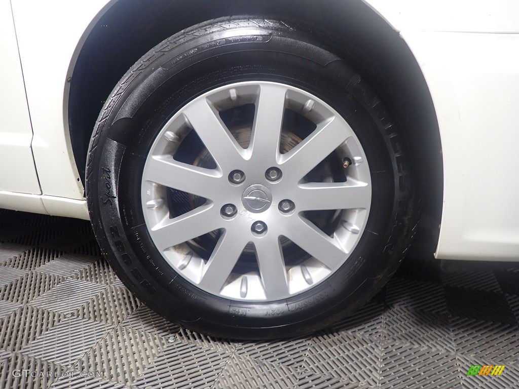 2011 Town & Country Touring - L - Stone White / Black/Light Graystone photo #43