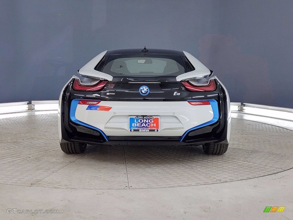 2017 i8  - Crystal White Pearl Metallic / Giga Amido photo #4