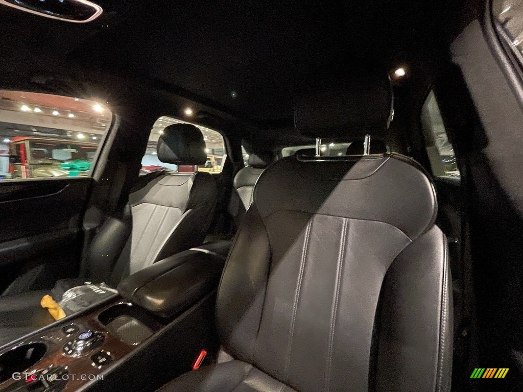 2019 Bentley Bentayga V8 Front Seat Photo #141400692