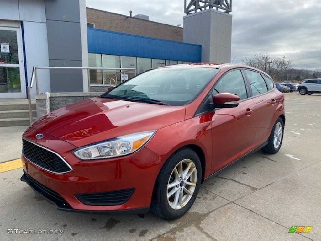 2018 Focus SE Hatch - Hot Pepper Red / Charcoal Black photo #1