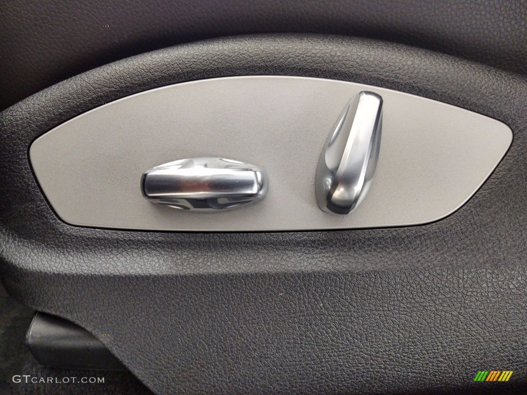 2020 Macan  - Chalk / Black photo #15