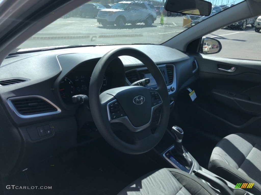 2021 Accent SE - Olympus Silver / Black photo #4