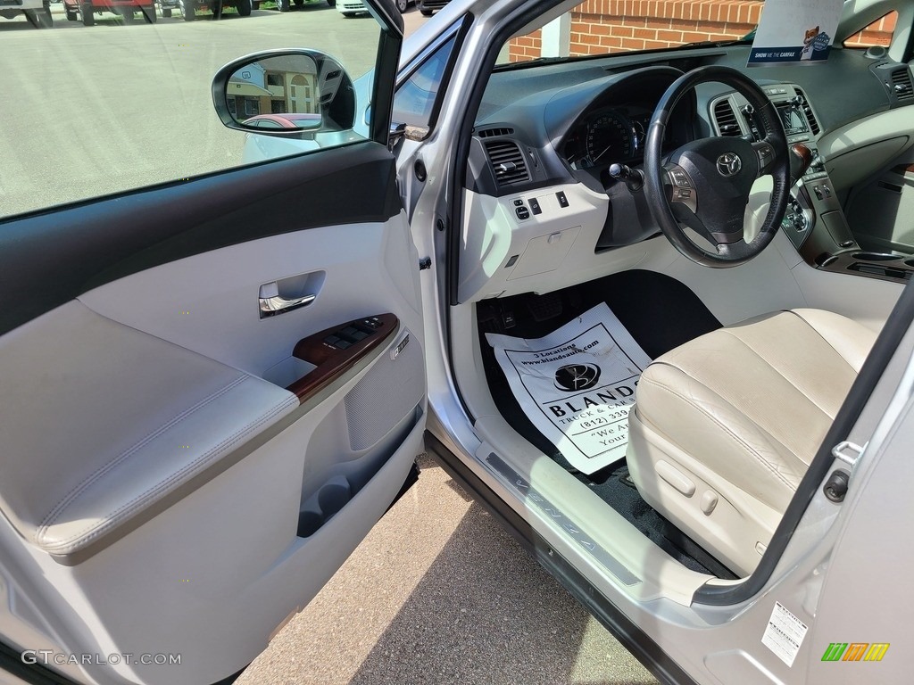 2010 Venza V6 AWD - Classic Silver Metallic / Gray photo #3