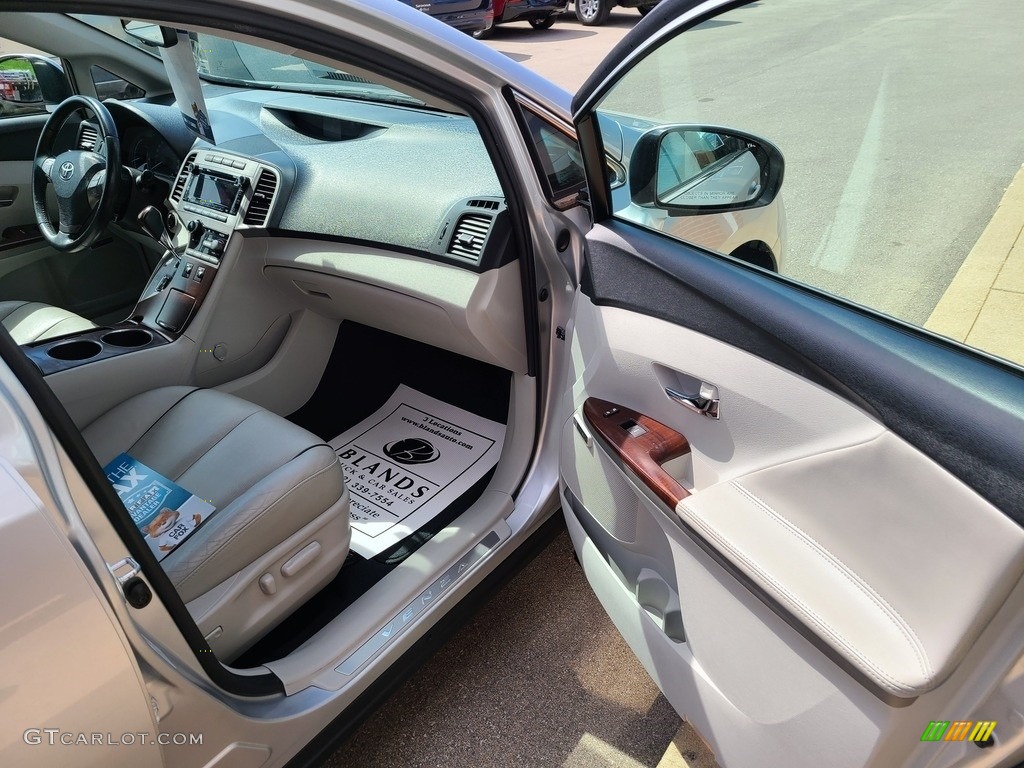 2010 Venza V6 AWD - Classic Silver Metallic / Gray photo #49