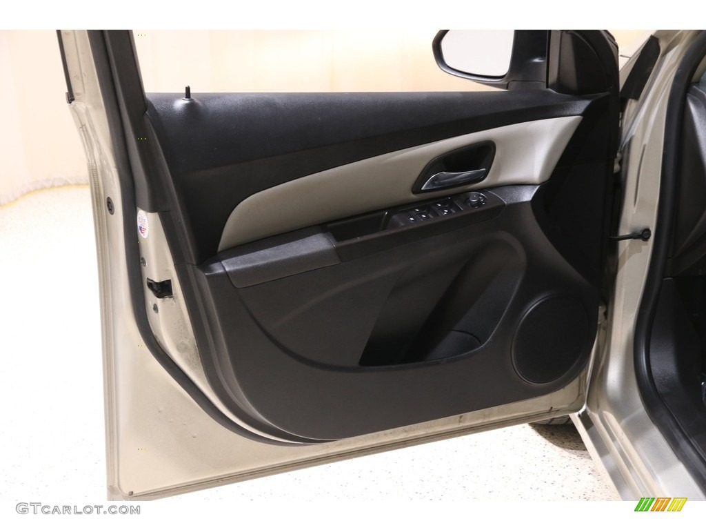 2014 Cruze LS - Champagne Silver Metallic / Jet Black/Medium Titanium photo #4