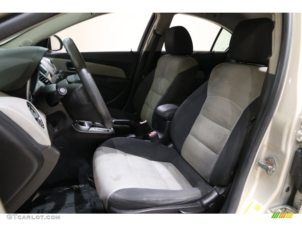 2014 Cruze LS - Champagne Silver Metallic / Jet Black/Medium Titanium photo #5