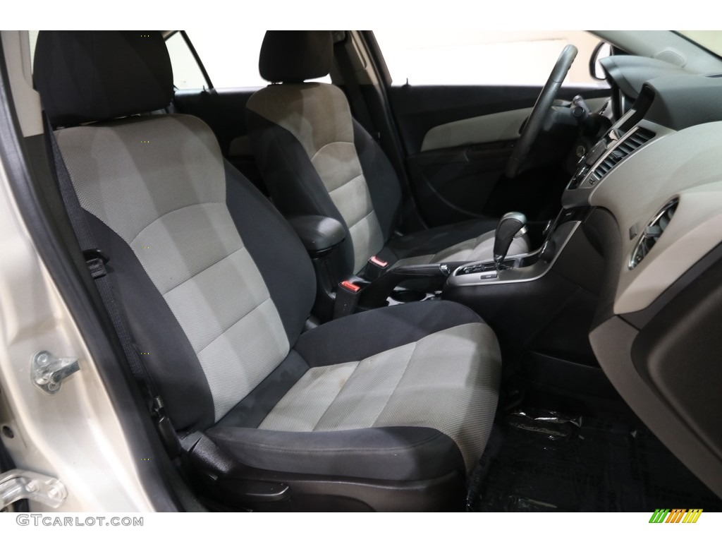 2014 Cruze LS - Champagne Silver Metallic / Jet Black/Medium Titanium photo #12